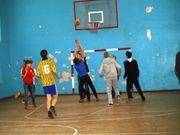 Першість школи з баскетболу. В атаці команда 9 класу