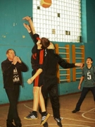 Першість школи з баскетболу. Гра почалася.