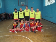 Збірні вчителів школи та збірна дівчат передвирішальною грою.